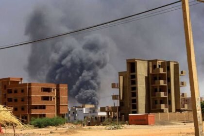 الخرطوم تحت النار.. شهود يصفون المشهد بـ”المحرقة”