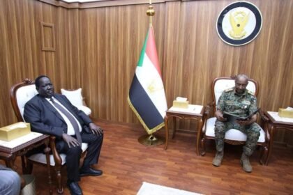 البرهان يتسلم رسالة من سلفاكير ويوجه