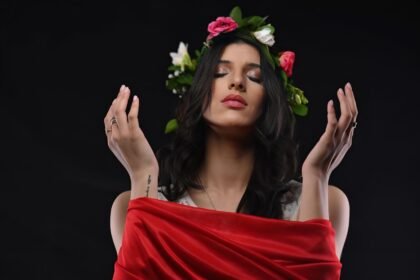 تقديم خطاب السيدة منال الشرقي إزاهي سفيرة السلام الدولية، فنانة من أجل السلام،